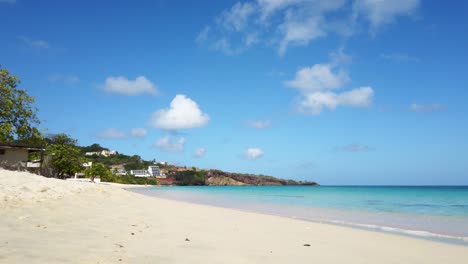 Wellen-Krachen-Entlang-Der-Küste-Dieses-Erstaunlichen-Strandes-In-Grenada