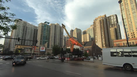 Chicago-Hard-Rock-Café,-Blick-Auf-Das-Restaurant,-Blick-Auf-Die-Straßenecke,-Menschen,-Mann,-Der-Die-Straße-überquert,-Vorbeifahrende-Autos,-Stadtverkehr,-Vereinigte-Staaten,-USA,-Blick-Auf-Die-Straße-Im-Freien-Und-Gebäude-In-Der-Umgebung