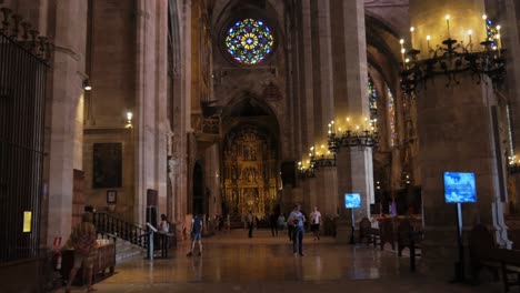Touristen,-Die-Entlang-Der-Kathedralenböden-Der-Kathedrale-Santa-Maria-Von-Palma-Spazieren