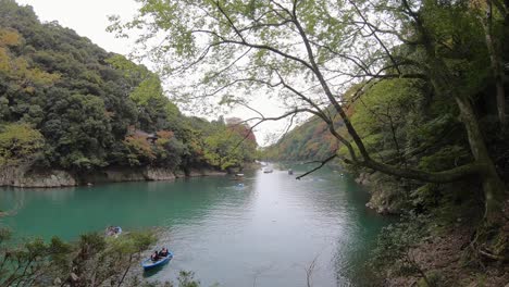 Los-Turistas-Se-Relajan-En-Botes-De-Remos-De-Alquiler-En-El-Histórico-Río-Katsura,-Kyoto