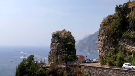 Carretera-Del-Acantilado-De-La-Costa-De-Amalfi-Con-Coches-Pasando