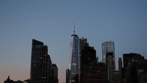 Hiper-Lapso-De-La-Torre-De-La-Libertad-Al-Atardecer-Desde-Un-Barco-En-El-Río-Este