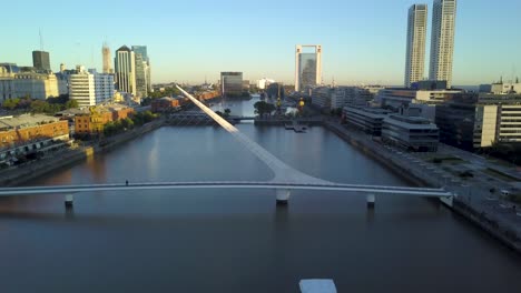 Luftaufnahme-Der-Frauenbrücke-Und-Der-Docks-Von-Puerto-Madero-Bei-Sonnenuntergang,-Buenos-Aires