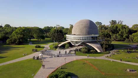 Antena-De-Personas-Deambulando-Cerca-Del-Planetario-Galileo-Galilei,-Buenos-Aires