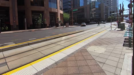 Carreras-De-Tráfico-De-Automóviles-De-Lapso-De-Tiempo-Por-Las-Vías-Del-Tren-Ligero-Y-La-Estación-En-Washington-Y-Central-Phoenix,-Arizona