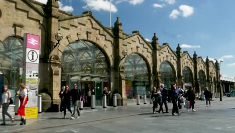 Gente-Saliendo-Y-Entrando-A-La-Estación-De-Tren-De-Sheffield-Soleado-Cielo-Despejado-Día-Transporte-4k-25p