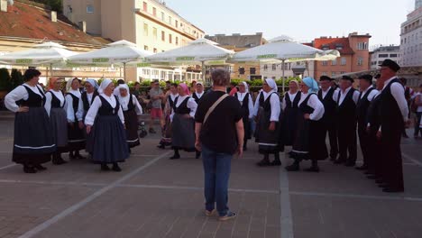 Grupo-De-Danza-Folclórica-Realiza-Un-Espectáculo-Para-Turistas-En-Zagreb,-Croacia