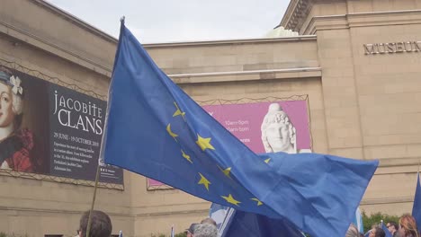 Menschen-Hissen-Bei-Einer-Kundgebung-Die-EU-Flagge