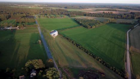 Heißluftballon-über-Der-Autobahn---Bäume-Werfen-Lange-Schatten-Auf-Felder