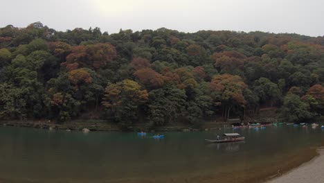 El-Barco-Turístico-Por-El-Río-Katsura-Se-Desplaza-Lentamente-Por-El-Río-Perezoso,-Arashiyama