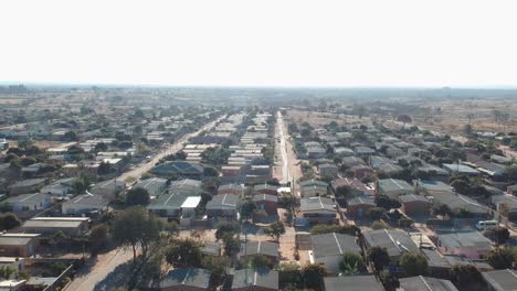 Una-Toma-Panorámica-A-La-Izquierda-De-Un-Dron-Del-Complejo-De-Viviendas-Del-Municipio-En-Condiciones-Soleadas