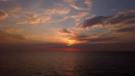 Zeitraffer-Des-Sonnenuntergangs-über-Dem-Meer