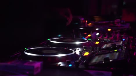 Aufnahme-Der-Hände-Eines-DJs,-Der-In-Einem-Techno-Club-Spielt