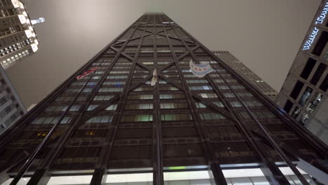 La-Cámara-Se-Desplaza-Hasta-La-Asombrosa-Altura-Del-Edificio-John-Hancock-En-Una-Noche-De-Niebla