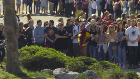 Nahaufnahme-Einer-Gruppe-Von-UCSC-Cola-Streikenden,-Die-In-Einer-Verbundenen-Linie-Singen