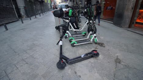 Scooters-Eléctricos-Desechados-Que-Invaden-Las-Aceras-Peatonales-Que-Representan-Un-Riesgo