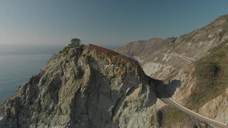 Einschub-Eines-Baumes-Auf-Einem-Felsen-Aus-Der-Luft-Auf-Dem-Highway-One-An-Der-Kalifornischen-Küste