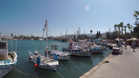 Kleine-Fischerboote-Im-Griechischen-Hafen-Von-Kos