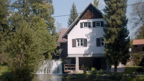 Pequeña-Casa-En-Croacia-En-Una-Pequeña-Cascada