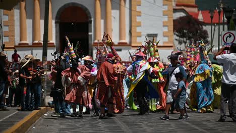 Mexikanische-Tänzer,-Sie-Werden-Clowns-Oder-Tocotines-Genannt,-Ist-Eine-Religiöse-Weise,-Um-Eine-Heilige-Maria-Magdalena-Bei-Ihrem-Schutzfest-In-Xico-Veracruz,-Mexiko-Zu-Feiern