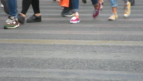 Concepto-Multitud-Pies-Con-Zapatos-Closeup