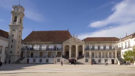 Universität-Coimbra-Mit-Studenten-In-Portugal