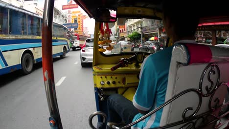 Das-Tuk-Tuk-Ist-Ein-Berühmtes-Fahrzeug-Zum-Pendeln-Und-Touren-Durch-Bangkok-Und-Wird-Hauptsächlich-In-Touristischen-Gebieten-Und-In-Der-Provinz-Gesehen