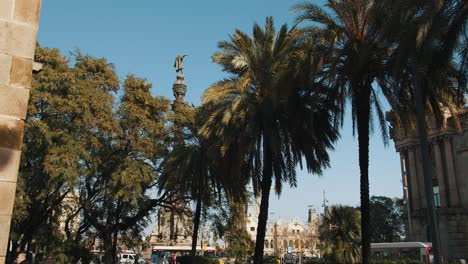 Tiro-De-Arriba-A-Abajo-De-La-Estatua-De-Colón-En-Barcelona-Con-Palmeras-En-Primer-Plano