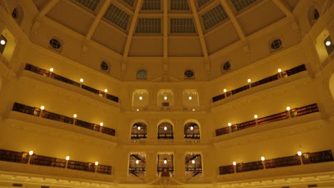 Staatsbibliothek-Victoria-Bei-Nacht-Menschen,-Die-In-Der-Bibliothek-Von-Melbourne-Studieren-Touristenattraktionen-Von-Melbourne,-Bibliothek-Von-Melbourne