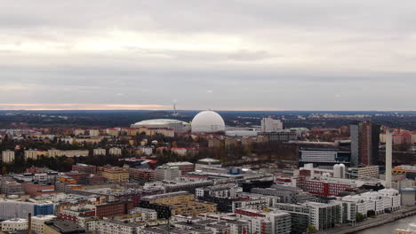 Breites-Luftbild,-Das-Die-Skyline-Von-Stockholm-In-Richtung-Des-Ericsson-Globus-Zeigt