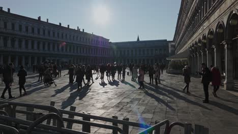 Iconic-view-of-tourists-sightseeing-St