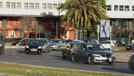 Stau-Auf-Der-Straße-In-Der-Nähe-Des-Kreisverkehrs-Marques-De-Pombal-In-Lissabon,-Portugal-Am-Tag---Weitwinkelaufnahme