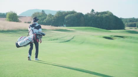 Golfspieler-Auf-Dem-Golfplatz,-Tragetasche-Mit-Schlägern,-Kamerabahnen