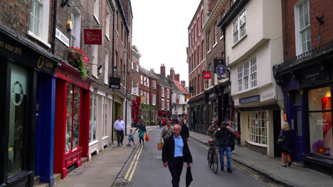 York-England,-Circa:-Einkaufsviertel-An-Der-Stonegate-Street-In-York,-Uk