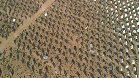 Luftaufnahme-Von-Spiegeln-Für-Solarstromgeneratoren-Zur-Offenen-Wüste