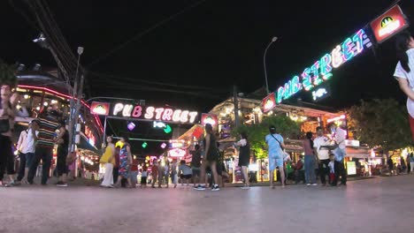 Timelapse-Nocturno-Del-Centro-De-La-Calle-Pub-Lleno-De-Turistas