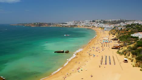 Luftaufnahme-Von-Menschen,-Die-Einen-Sommertag-Am-Strand-Von-Albufeira-Genießen