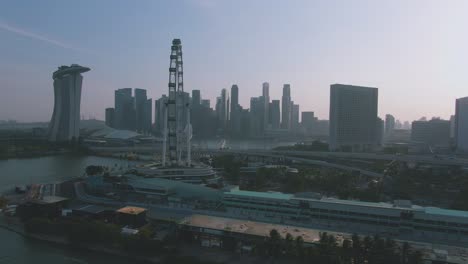 Vista-Panorámica-Aérea-Del-Paisaje-Urbano-De-Singapur-Con-Atracciones-Turísticas-Populares,-Tomada-Con-Un-Dron