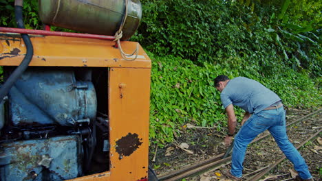 Capitán-Suizo-Operando-Tren-Antiguo-En-La-Fortuna---Costa-Rica