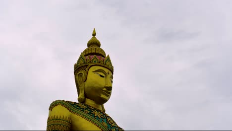 Eine-Große-Buddha-statue-In-Mahachai,-Die-In-Den-Himmel-Ragt,-Ist-Eine-Willkommene-Anziehungskraft-Für-Touristen-Und-Ein-Verehrungsziel-Für-Devotees,-Die-Besonderen-Segen-Wünschen