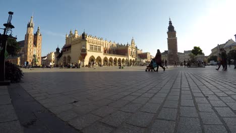 Multitud-De-Turistas-Diarios-En-El-Casco-Antiguo-De-Sukiennice-Cloth-Hall-Cracovia,-Tiro-De-Lapso-De-Tiempo