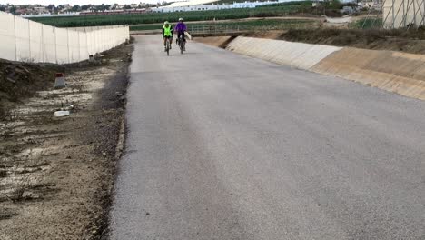 Ciclista-Haciendo-Ejercicio-Diario-A-Lo-Largo-De-La-Carretera-Junto-Al-Acueducto-En-España,-Cámara-Lenta