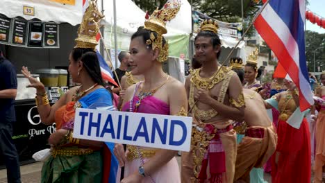 Traditionelle-Thailändische-Kleidungsparade-Während-Des-Buddha-Festivals-2018