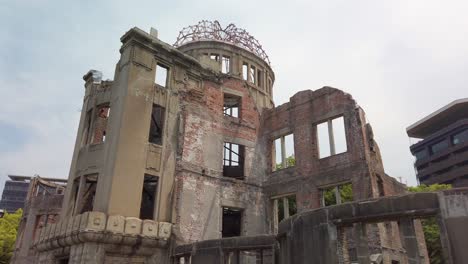 La-Cúpula-De-La-Bomba-Atómica,-Que-Sobrevivió-A-La-Bomba-Atómica-En-La-Ciudad-De-Hiroshima,-Es-Parte-Del-Parque-Conmemorativo-De-La-Paz-De-Hiroshima-En-Japón