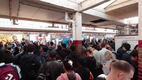 Viajeros-Que-Esperan-En-La-Estación-Harrow-on-the-Hill-Durante-Los-Retrasos-En-Los-Trenes-De-La-Línea-Metropolitana