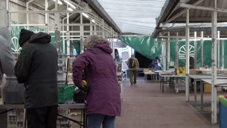 Personas-Que-Buscan-Productos-Antiguos-En-El-Mercado-De-Pulgas-Uk-Feria-De-Chatarra-De-Antigüedades