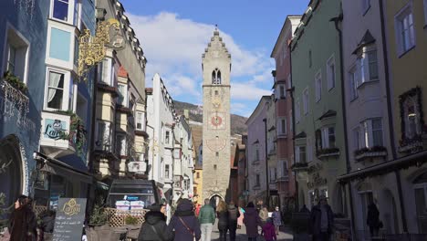 La-Principal-Calle-Comercial-De-Sterzing-Vipiteno-En-Un-Ajetreado-Día-Laborable