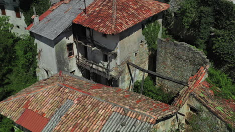Niedriger-Drohnenflug-über-Zerfallende-Häuser-Und-Gebäude-In-Einem-Verlassenen-Dorf,-Slowenien