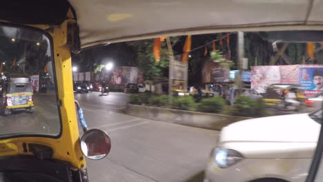 Vista-Del-Pasajero-Desde-El-Rickshaw-Conduciendo-A-Través-De-La-Vida-Nocturna-En-Mumbai