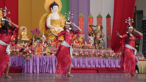 Mujeres-Indonesias-Bailando-Danza-Del-Vientre-Con-Candelabro-En-La-Cabeza-Durante-El-Festival-De-Cumpleaños-De-Buda,-Brisbane-2018